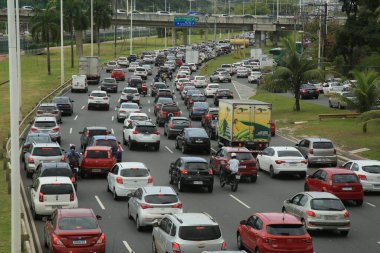 Salvador, Bahia, Brezilya - 30 Eylül 2021: Salvador 'da Avenida Paralela' da trafik sıkışıklığı yaşayan araçların görüntüsü.