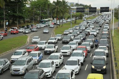 Salvador, Bahia, Brezilya - 30 Eylül 2021: Salvador 'da Avenida Paralela' da trafik sıkışıklığı yaşayan araçların görüntüsü.