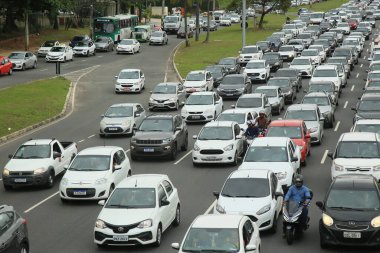 Salvador, Bahia, Brezilya - 30 Eylül 2021: Salvador 'da Avenida Paralela' da trafik sıkışıklığı yaşayan araçların görüntüsü.
