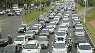 Salvador, Bahia, Brezilya - 30 Eylül 2021: Salvador 'da Avenida Paralela' da trafik sıkışıklığı yaşayan araçların görüntüsü.