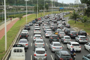 Salvador, Bahia, Brezilya - 30 Eylül 2021: Salvador 'da Avenida Paralela' da trafik sıkışıklığı yaşayan araçların görüntüsü.