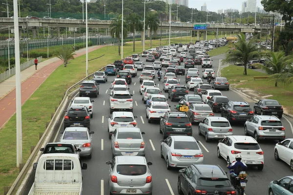 Salvador, Bahia, Brezilya - 30 Eylül 2021: Salvador 'da Avenida Paralela' da trafik sıkışıklığı yaşayan araçların görüntüsü.