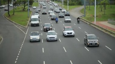Salvador, Bahia, Brezilya - 30 Eylül 2021: Salvador 'da Avenida Paralela' da trafik sıkışıklığı yaşayan araçların görüntüsü.