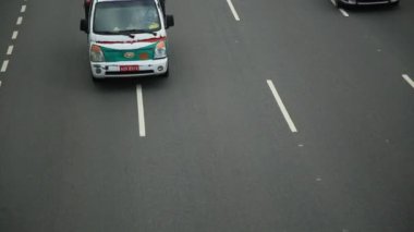 Salvador, Bahia, Brezilya - 30 Eylül 2021: Salvador 'da Avenida Paralela' da trafik sıkışıklığı yaşayan araçların görüntüsü.