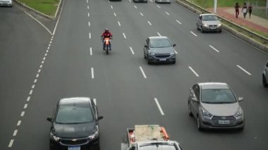 Salvador, Bahia, Brezilya - 30 Eylül 2021: Salvador 'da Avenida Paralela' da trafik sıkışıklığı yaşayan araçların görüntüsü.
