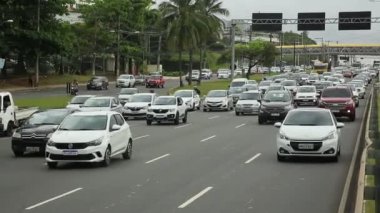 Salvador, Bahia, Brezilya - 30 Eylül 2021: Salvador 'da Avenida Paralela' da trafik sıkışıklığı yaşayan araçların görüntüsü.