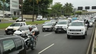Salvador, Bahia, Brezilya - 30 Eylül 2021: Salvador 'da Avenida Paralela' da trafik sıkışıklığı yaşayan araçların görüntüsü.