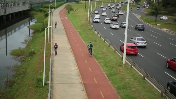 Salvador Bahia Brasilien September 2021 Fahrradfahrer Auf Einem Radweg Neben — Stockvideo