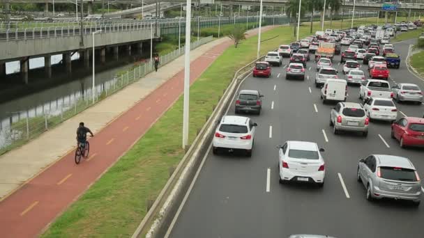 Salvador Bahia Brazil Σεπτεμβρίου 2021 Ποδηλάτης Που Ταξιδεύει Ποδηλατικό Μονοπάτι — Αρχείο Βίντεο