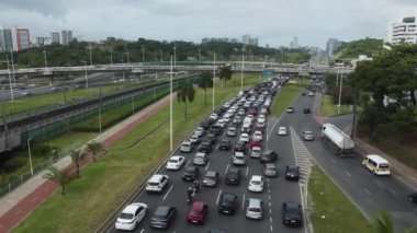 Salvador, Bahia, Brezilya - 30 Eylül 2021: Salvador 'da Avenida Paralela' da trafik sıkışıklığı yaşayan araçların görüntüsü.