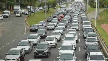 Salvador, Bahia, Brezilya - 30 Eylül 2021: Salvador 'da Avenida Paralela' da trafik sıkışıklığı yaşayan araçların görüntüsü.
