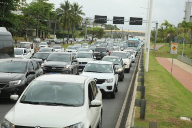 Salvador, Bahia, Brezilya - 30 Eylül 2021: Salvador 'da Avenida Paralela' da trafik sıkışıklığı yaşayan araçların görüntüsü.