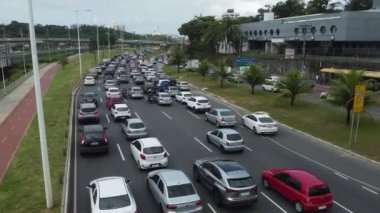 Salvador, Bahia, Brezilya - 30 Eylül 2021: Salvador 'da Avenida Paralela' da trafik sıkışıklığı yaşayan araçların görüntüsü.