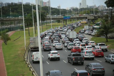 Salvador, Bahia, Brezilya - 30 Eylül 2021: Salvador 'da Avenida Paralela' da trafik sıkışıklığı yaşayan araçların görüntüsü.