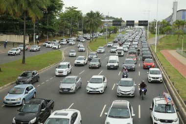 Salvador, Bahia, Brezilya - 30 Eylül 2021: Salvador 'da Avenida Paralela' da trafik sıkışıklığı yaşayan araçların görüntüsü.