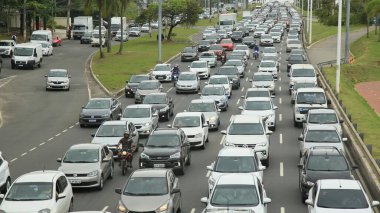 Salvador, Bahia, Brezilya - 30 Eylül 2021: Salvador 'da Avenida Paralela' da trafik sıkışıklığı yaşayan araçların görüntüsü.