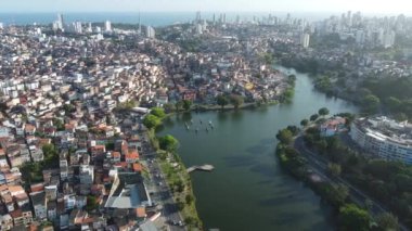 Salvador, Bahia, Brezilya - 2 Ekim 2021: Salvador şehrindeki Dique de Itororo gölünün havadan görünüşü.