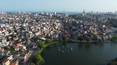 Salvador, Bahia, Brezilya - 2 Ekim 2021: Salvador şehrindeki Dique de Itororo gölünün havadan görünüşü.