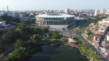 Salvador, Bahia, Brezilya - 2 Ekim 2021: Salvador şehrindeki Arena Fonte Nova futbol stadyumunun havadan görünüşü.