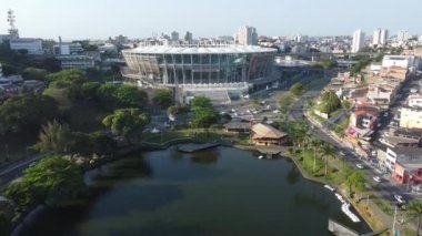 Salvador, Bahia, Brezilya - 2 Ekim 2021: Salvador şehrindeki Arena Fonte Nova futbol stadyumunun havadan görünüşü.
