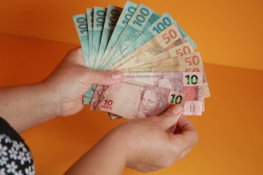 Salvador, Bahia, Brezilya - 4 Ekim 2021: gerçek banknotlar, Brezilya para birimi.