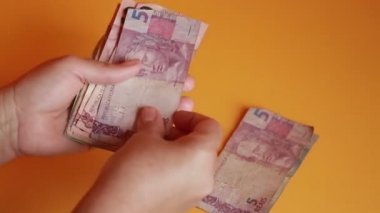 Salvador, Bahia, Brezilya - 4 Ekim 2021: gerçek banknotlar, Brezilya para birimi.