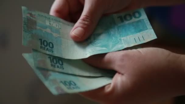 2021年10月4日 巴伊亚 萨尔瓦多 手工计数真正的钞票 巴西货币 — 图库视频影像