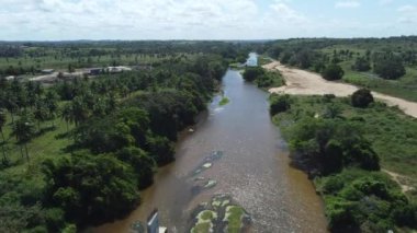 Conde, Bahia, Brezilya - 7 Ekim 2021: Bahia 'nın kuzey kıyısındaki Conde şehrindeki Itapicuru Nehri' nin kuru yatağının havadan görünüşü.