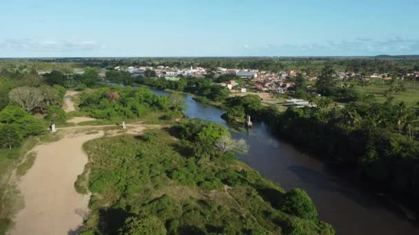 ブラジル バイーア州コンデ 2021年10月7日 バイーア北岸コンデ市イタピクル川の乾燥層の空中ビュー — ストック動画