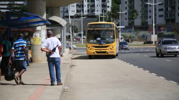 Salvador Bahia Brazil Μαΐου 2021 Άνθρωποι Φαίνονται Περιμένουν Μέσα Μαζικής — Αρχείο Βίντεο