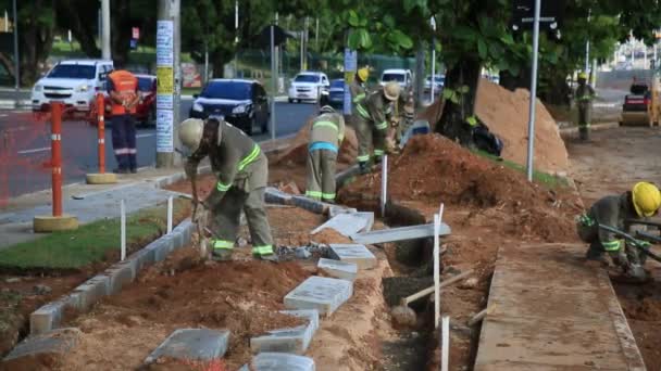 2021年5月26日 在萨尔瓦多市建造Brt系统车辆专用道的过程中 看到了民间建筑工人 — 图库视频影像