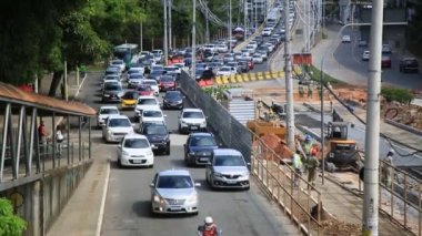 Salvador, Bahia, Brezilya - 26 Mayıs 2021: Salvador şehrinde BRT sistem trafiği için özel bir şerit inşaatı sırasında caddede trafik sıkışıklığı.
