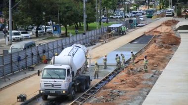 Salvador, Bahia, Brezilya - 26 Mayıs 2021: Beton karıştırıcı, Salvador şehrinde BRT araçlarını taşımak için özel bir şerit inşaatına beton döktü.