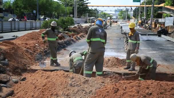 2021年5月26日 在萨尔瓦多市建造Brt系统车辆专用道的过程中 看到了民间建筑工人 — 图库视频影像