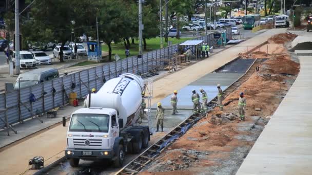 ブラジル バヒア州サラドール2021年5月26日 サルバドール市内でBrt車両を輸送するための専用レーンの建設中のコンクリートミキサーダンプ — ストック動画