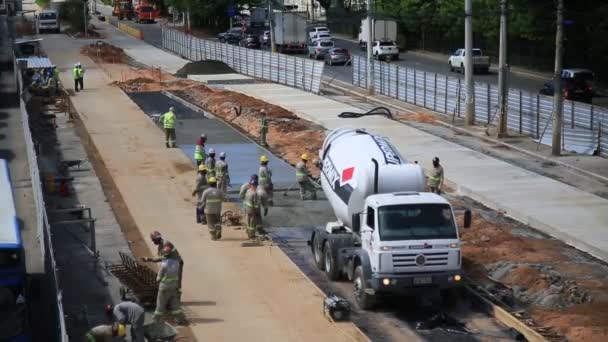 Salvador Bahia Brasil Maio 2021 Betoneira Despeja Concreto Construção Uma — Vídeo de Stock