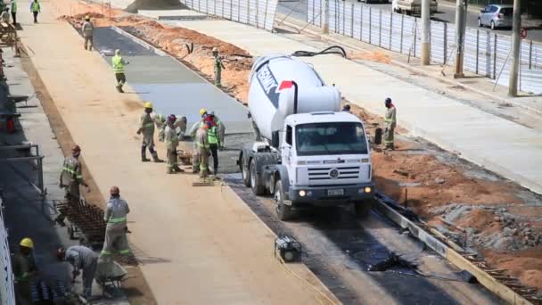 Salvador Bahia Brasil Mayo 2021 Hormigonera Descarga Hormigón Construcción Carril — Vídeos de Stock