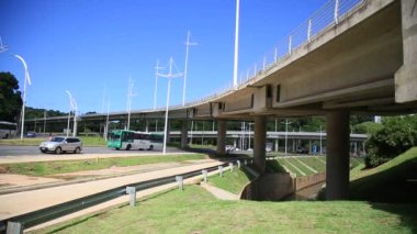 Salvador, Bahia, Brezilya - 26 Mayıs 2021: Salvador şehrinde BRT ulaşım sisteminin uygulanması için inşa edilen caddenin manzarası.