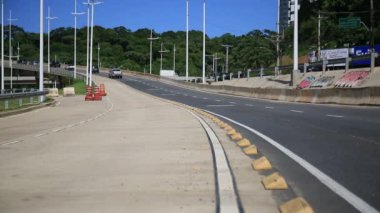 Salvador, Bahia, Brezilya - 26 Mayıs 2021: Salvador şehrinde BRT ulaşım sisteminin uygulanması için inşa edilen caddenin manzarası.