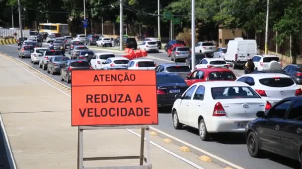ブラジル バヒア州サラドール2021年5月26日 サルバドール市内におけるBrt専用レーンの建設中の道路交通渋滞 — ストック動画