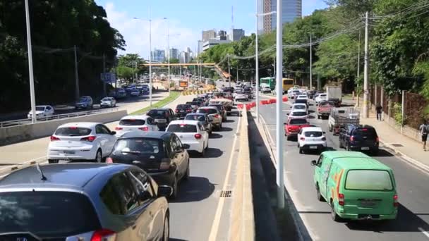 Salvador Bahia Brazil Maj 2021 Trafikstockningar Gata Byggandet Ett Exklusivt — Stockvideo