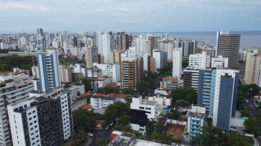 Salvador, Bahia, Brezilya - 21 Ekim 2021: Salvador 'un Pituba bölgesindeki orta sınıf konut binalarının manzarası.