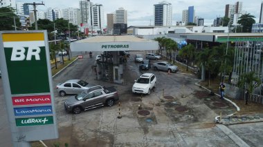 Salvador, Bahia, Brezilya - 21 Ekim 2021: Salvador 'daki Petrobras bayrak yakıt istasyonunun görüntüsü.