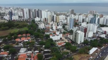 Salvador, Bahia, Brezilya - 21 Ekim 2021: Salvador 'un Pituba bölgesindeki orta sınıf konut binalarının manzarası.