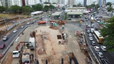 Salvador, Bahia, Brezilya - 21 Ekim 2021: Salvador 'daki Itaigara Mahallesi' nde BRT sistem araçları için özel bir şerit inşa edilmesinin havadan görüntüsü.