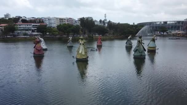 ブラジル バヒア州サルヴァドール2021年10月19日 オリキサの彫刻 キャンドルの神々 サルバドール市のディーク イトローロの水に見られます — ストック動画