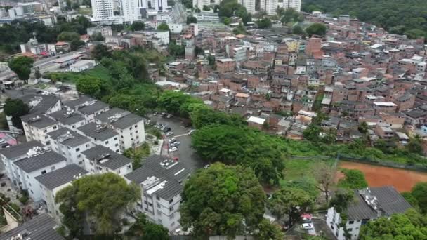 ブラジルのバヒア州サラドール2021年10月24日 サラドール市のカブラ地区の人気アパートの隣にあるスラム住宅の空中ビュー — ストック動画