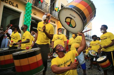 Salvador, Bahia, Brezilya - 25 Ekim 2021: Salvador şehrinin tarihi merkezi Pelourinho 'daki Olodum okulundan müzisyenler.