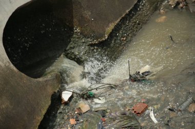 Salvador, Bahia, Brezilya - 25 Ekim 2021: Salvador şehrindeki Mercado Modelo rampasında denize dökülen kanalizasyon suyu.