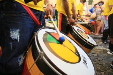 Salvador, Bahia, Brezilya - 25 Ekim 2021: Salvador şehrinin tarihi merkezi Pelourinho 'daki Olodum okulundan müzisyenler.